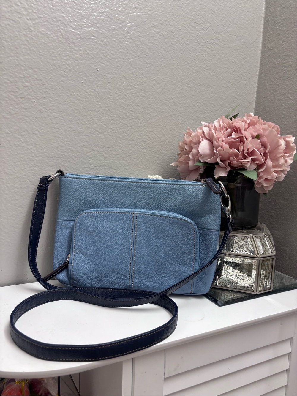 Tignanello NWOT Blue Genuine Leather Crossbody Bag + 2 Keychains - Picture 15 of 16